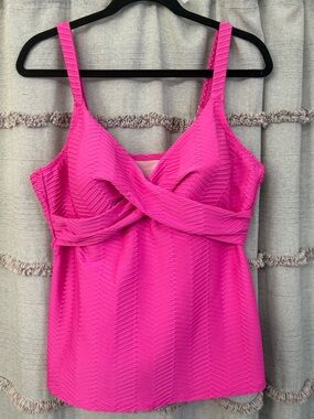 Freshwater Twisted Front Hot Pink Woman's Tankini Swim Suit Top - SIZE 1X